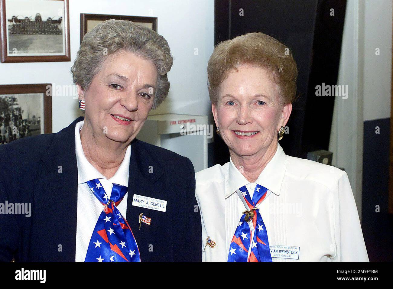 Mary J. Gentle e Vivian Weinstock (a destra) i membri del March Museum Ladies Auxiliary ospitano un film sulle donne in aviazione al March Museum di ARB, California. Base: March Air Reserve base Stato: California (CA) Paese: Stati Uniti d'America (USA) Foto Stock