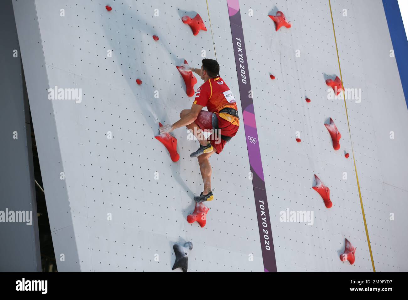 5 AGOSTO 2021 - TOKYO, GIAPPONE: Alberto GINES LOPEZ di Spagna compete nella finale di velocità combinata degli uomini di arrampicata sportiva ai Giochi Olimpici di Tokyo 2020 (pH Foto Stock