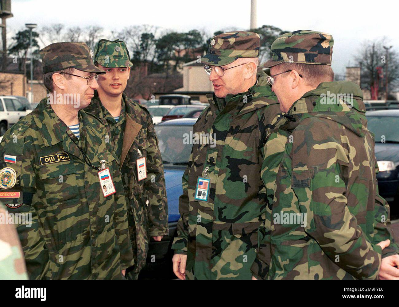US Air Force Lieutenant Colonel Brad Davis, (centro) Defense Threat Reduction Agency (DTRA) Team CHIEF, saluta il colonnello russo Aleksandr migunov, (sinistra) Conventional Armed Forces in Europe (CFE) Team CHIEF, durante il loro arrivo a Royal Air Force Lakenheath, Regno Unito. Base: RAF Lakenheath Stato: East Anglia Paese: Inghilterra / Gran Bretagna (ENG) Foto Stock