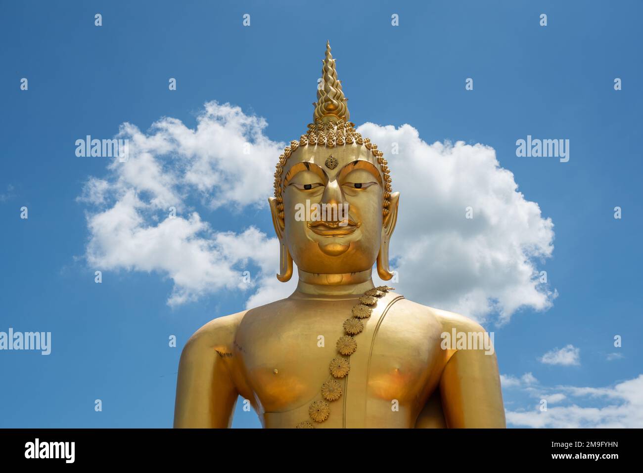 Statua del Grande Buddha d'oro al Tempio di Saraburi. Foto Stock