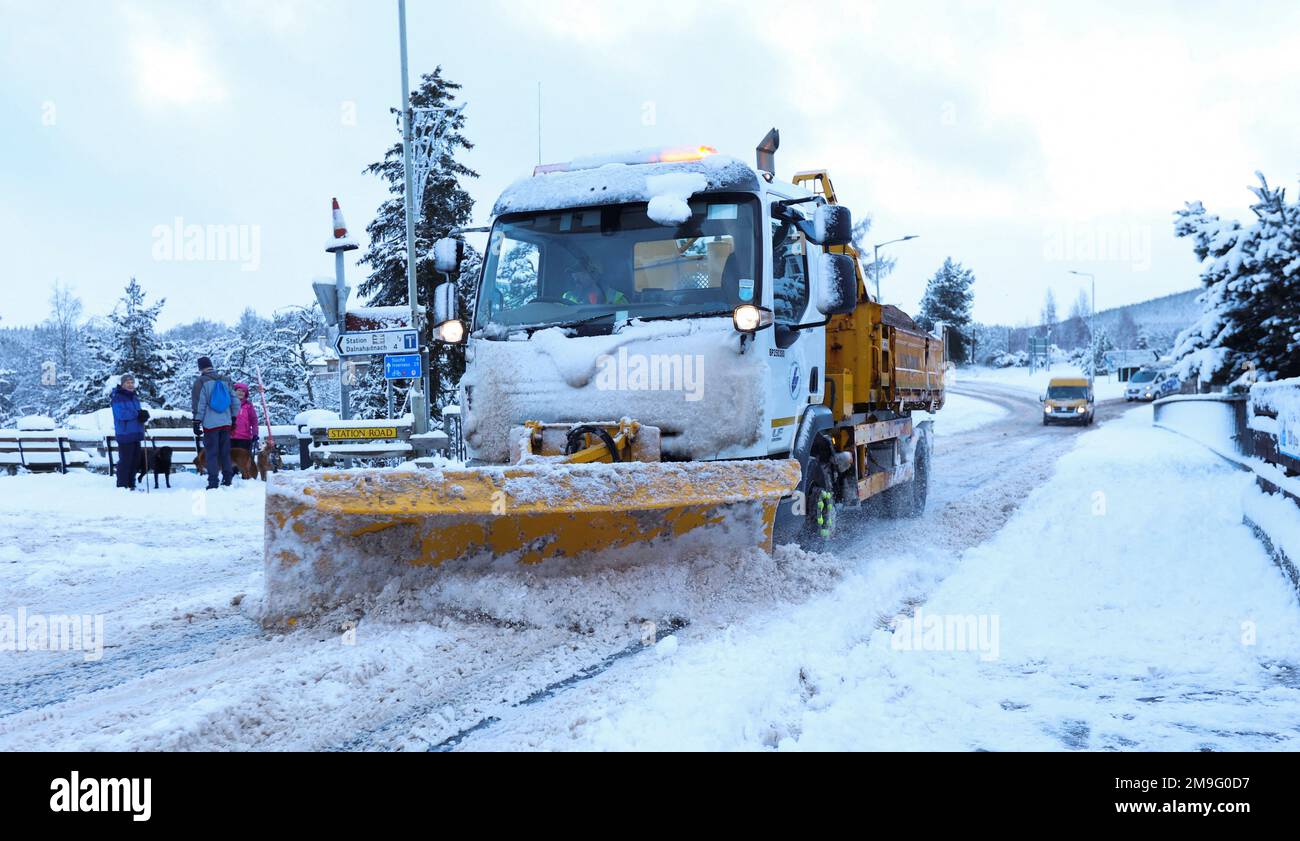 Un aratro da neve libera la strada a Carrbridge, Scozia, Gran Bretagna 18 gennaio 2023. REUTERS/Russell Cheyne Foto Stock