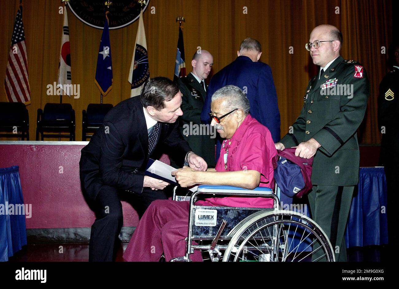IL generale maggiore dell'aeronautica DEGLI STATI UNITI (in pensione) Nels Running (a sinistra) si congratula con il sig. Eugene Mundy di Washington, DC, dopo aver ricevuto la medaglia del servizio di guerra della Repubblica di Corea durante una cerimonia presso la casa dei soldati degli Stati Uniti e degli Airmen (USSAH), Washington, DC. Mundy, che ha servito nell'aeronautica durante la guerra coreana, è uno dei 34 veterani residenti presso la USSAH che sono onorati in uno dei molti eventi che si tengono a livello nazionale e internazionale nei prossimi tre anni come espressione della gratitudine della nazione ai veterani della guerra coreana. Base: Washington Stato: District of Columbia (DC) Paese: United Foto Stock