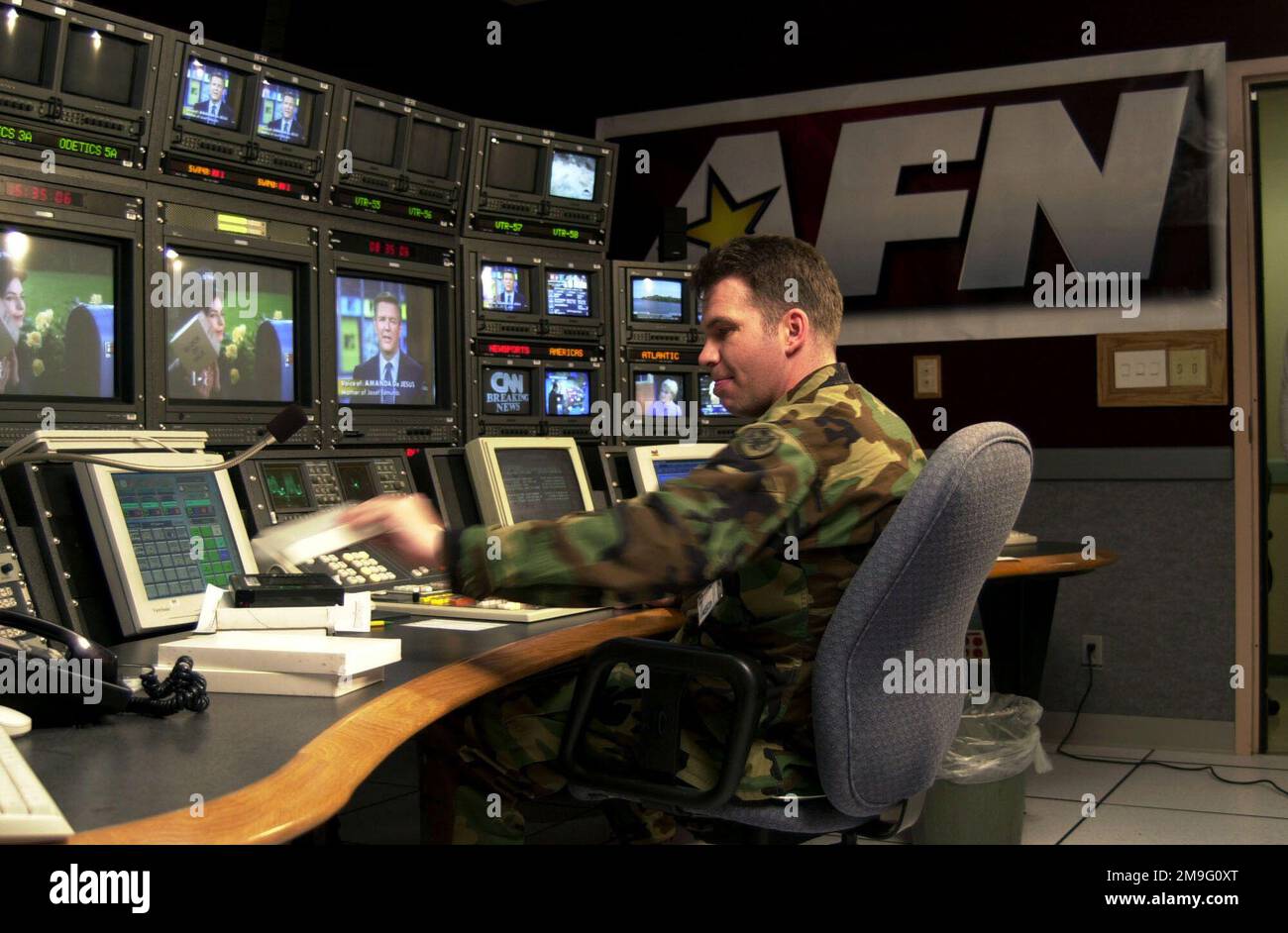 STAFF il sergente al Hendrix commuta uno spettacolo 'Good Morning America' nella rete delle forze Armate (AFN)-Sala di controllo dello Sport delle forze Armate presso il Broadcast Center AFRTS (Armed Forces radio & Television Service), base della Riserva aerea di marzo, California. Base: March Air Reserve base Stato: California (CA) Paese: Stati Uniti d'America (USA) Foto Stock