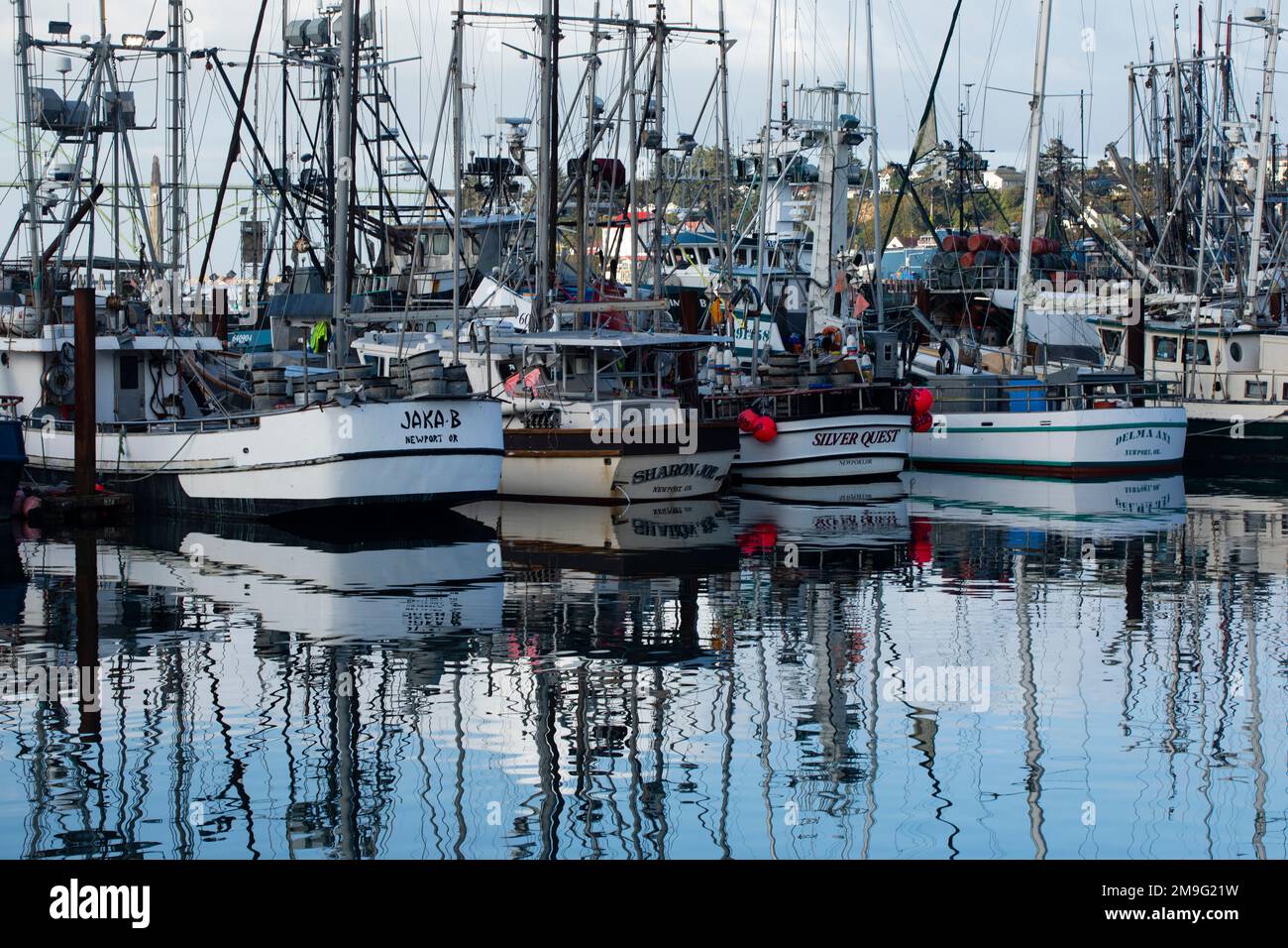 Vista delle barche sul porticciolo che si riflette sull'acqua, Astoria Harbor, Oregon, USA Foto Stock