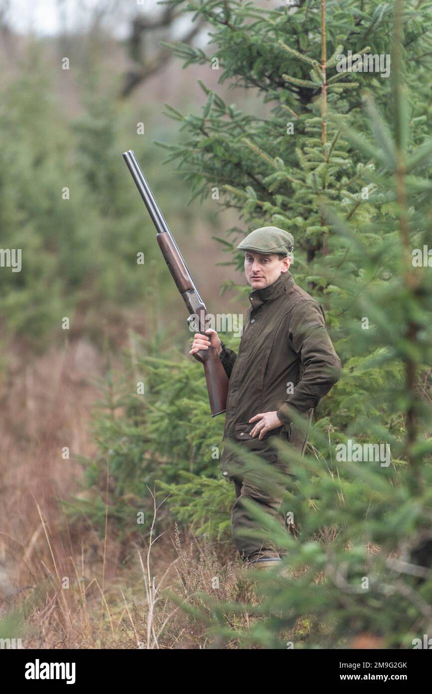 uomo rugoso tiro in bosco Foto Stock