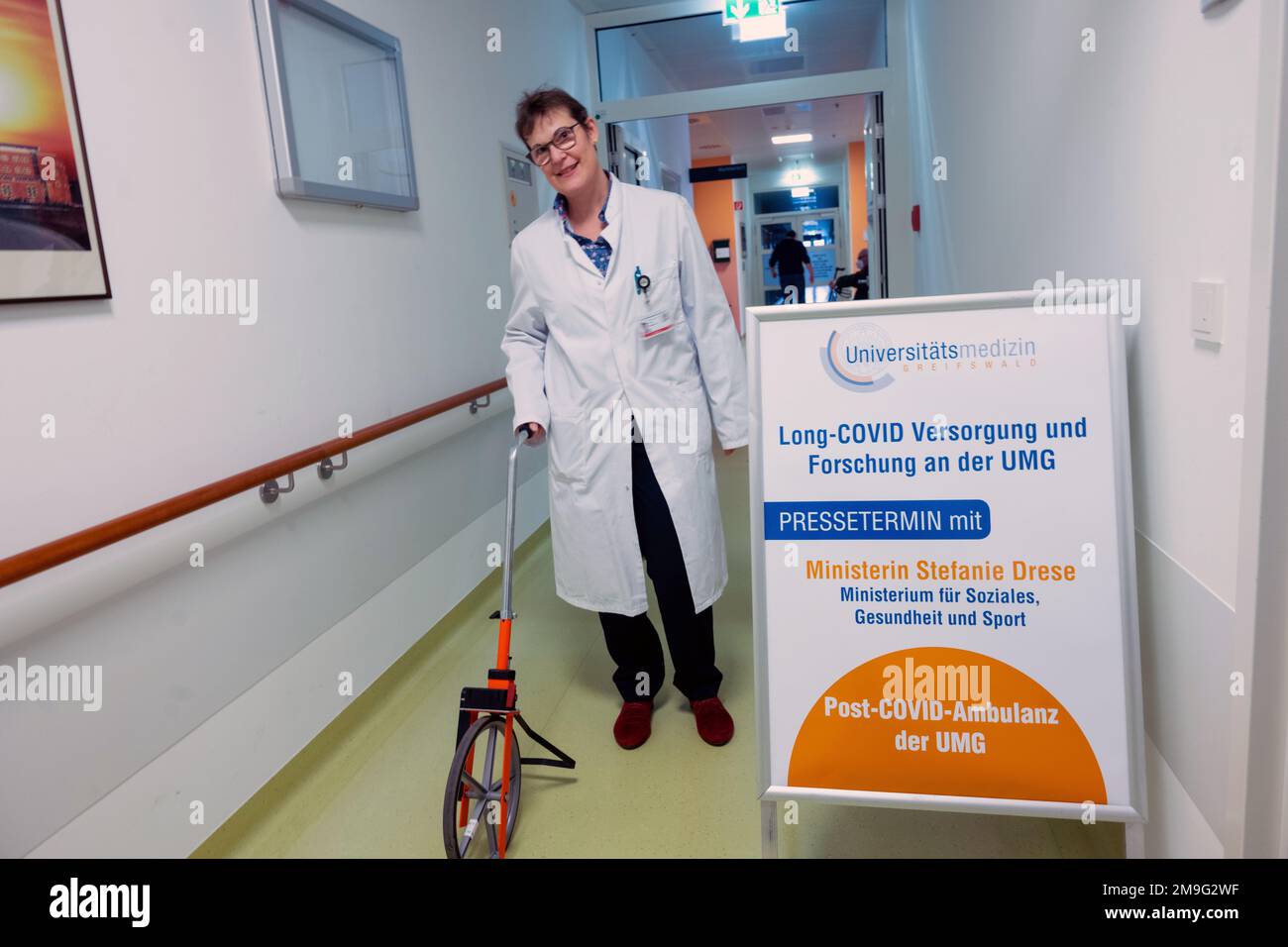 Greifswald, Germania. 18th Jan, 2023. Anke Steinmetz, responsabile della Long Covid Outpatient Clinic presso il Greifswald University Medical Center (UMG), mostra una ruota per il test delle prestazioni. Secondo l'UMG, più di 200 sintomi sono contati tra la malattia post- o lungo-covid, che può verificarsi dopo un'infezione corona. Gli esami sono di conseguenza complessi. Credit: Stefan Sauer/dpa/Alamy Live News Foto Stock