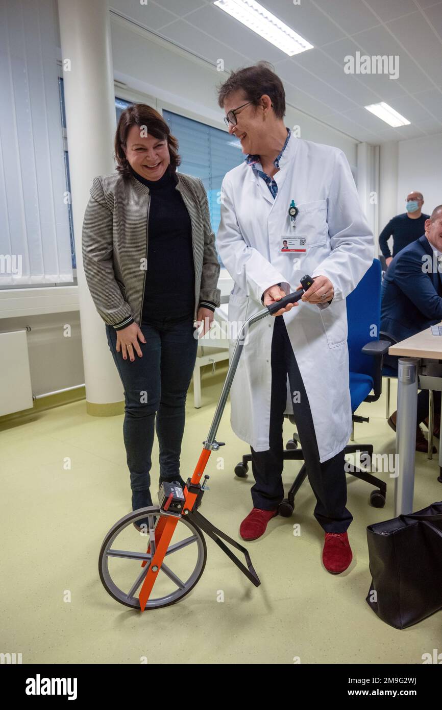 Greifswald, Germania. 18th Jan, 2023. Stefanie Drese (SPD, l), ministro degli Affari sociali del Meclemburgo-Pomerania occidentale, ha parlato con Anke Steinmetz, capo della clinica ambulatoriale Long Covid presso il Greifswald University Medical Center (UMG). Secondo UMG, più di 200 sintomi sono contati tra la malattia post- o lungo-covid che può verificarsi dopo un'infezione corona. Gli esami sono di conseguenza complessi. Credit: Stefan Sauer/dpa/Alamy Live News Foto Stock