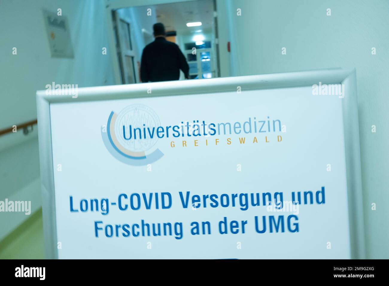 Greifswald, Germania. 18th Jan, 2023. Uno si trova di fronte alla Long Covid Outpatient Clinic presso il Greifswald University Medical Center (UMG). Secondo UMG, più di 200 sintomi sono contati tra la malattia post- o lungo-covid che può verificarsi dopo un'infezione corona. Gli esami sono di conseguenza complessi. Credit: Stefan Sauer/dpa/Alamy Live News Foto Stock