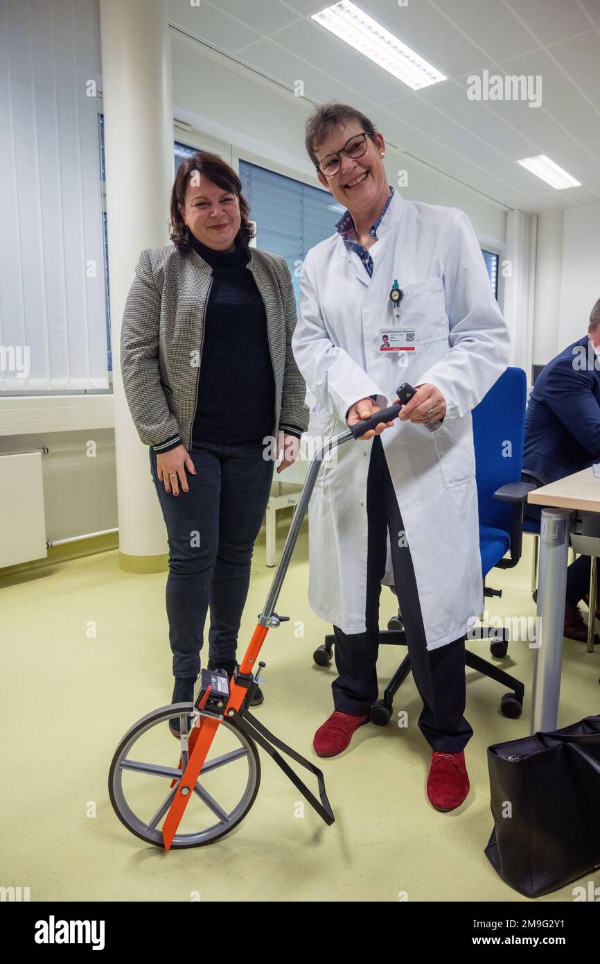 Greifswald, Germania. 18th Jan, 2023. Stefanie Drese (SPD, l), ministro degli Affari sociali del Meclemburgo-Pomerania occidentale, ha parlato con Anke Steinmetz, capo della clinica ambulatoriale Long-Covid presso il Greifswald University Medical Center (UMG). Secondo UMG, più di 200 sintomi sono contati tra la malattia post- o lungo-covid che può verificarsi dopo un'infezione corona. Gli esami sono di conseguenza complessi. Credit: Stefan Sauer/dpa/Alamy Live News Foto Stock