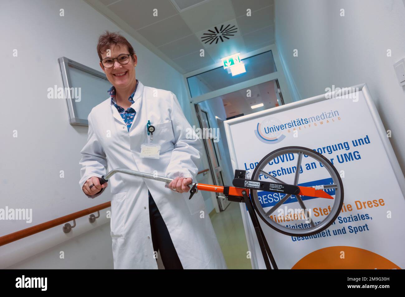 Greifswald, Germania. 18th Jan, 2023. Anke Steinmetz, responsabile della Long Covid Outpatient Clinic presso il Greifswald University Medical Center (UMG), mostra una ruota per il test delle prestazioni. Secondo l'UMG, più di 200 sintomi sono contati tra la malattia post- o lungo-covid, che può verificarsi dopo un'infezione corona. Gli esami sono di conseguenza complessi. Credit: Stefan Sauer/dpa/Alamy Live News Foto Stock