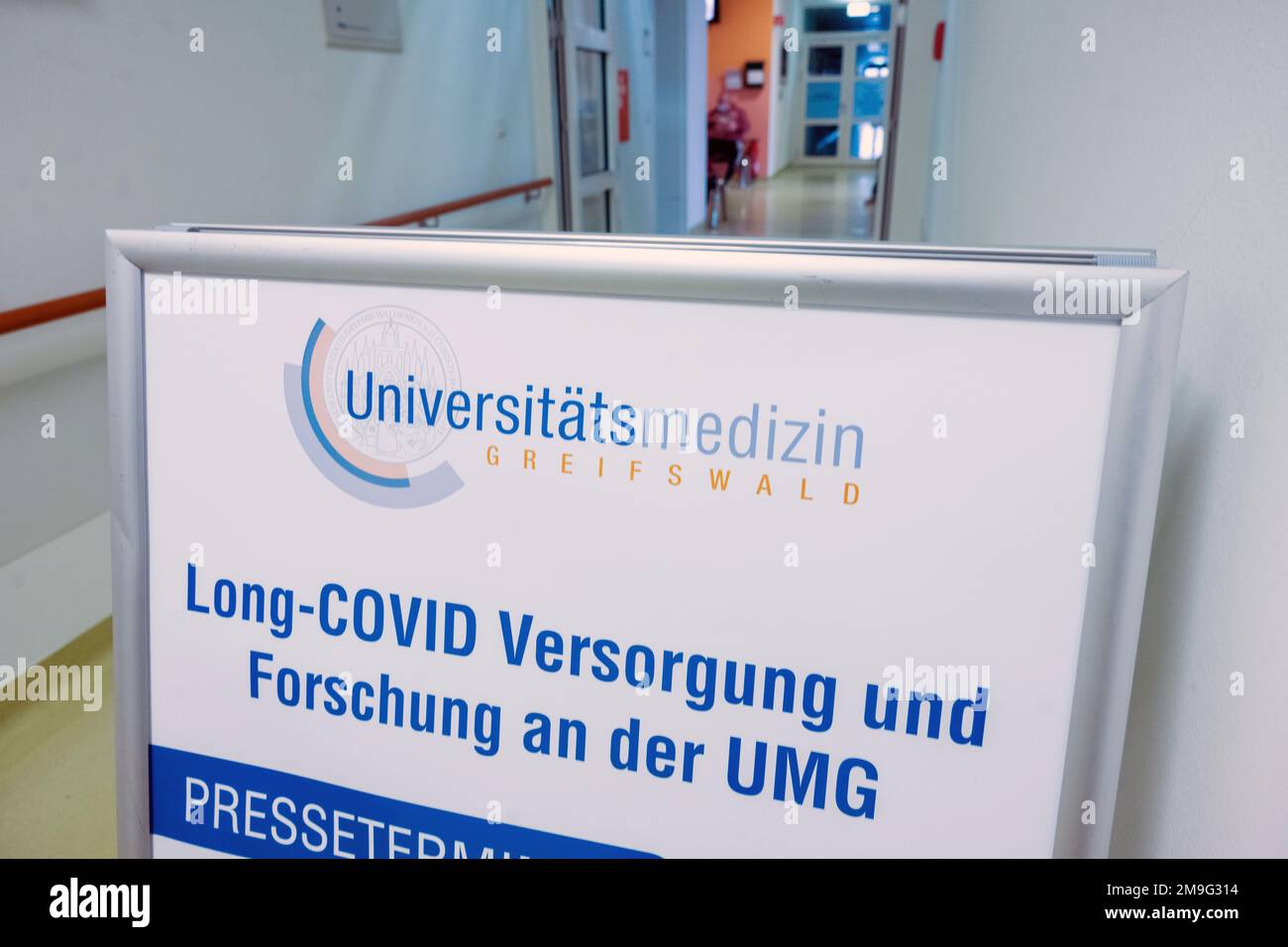 Greifswald, Germania. 18th Jan, 2023. Uno si trova di fronte alla Long Covid Outpatient Clinic presso il Greifswald University Medical Center (UMG). Secondo UMG, più di 200 sintomi sono contati tra la malattia post- o lungo-covid che può verificarsi dopo un'infezione corona. Gli esami sono di conseguenza complessi. Credit: Stefan Sauer/dpa/Alamy Live News Foto Stock