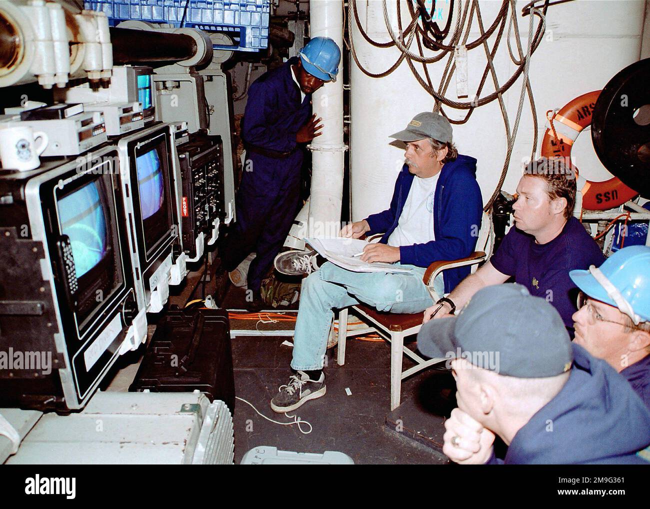 010430-N-9407M-076. Base: Benna mordente USS (ASR 53) Nazione: Oceano Atlantico (AOC) Foto Stock