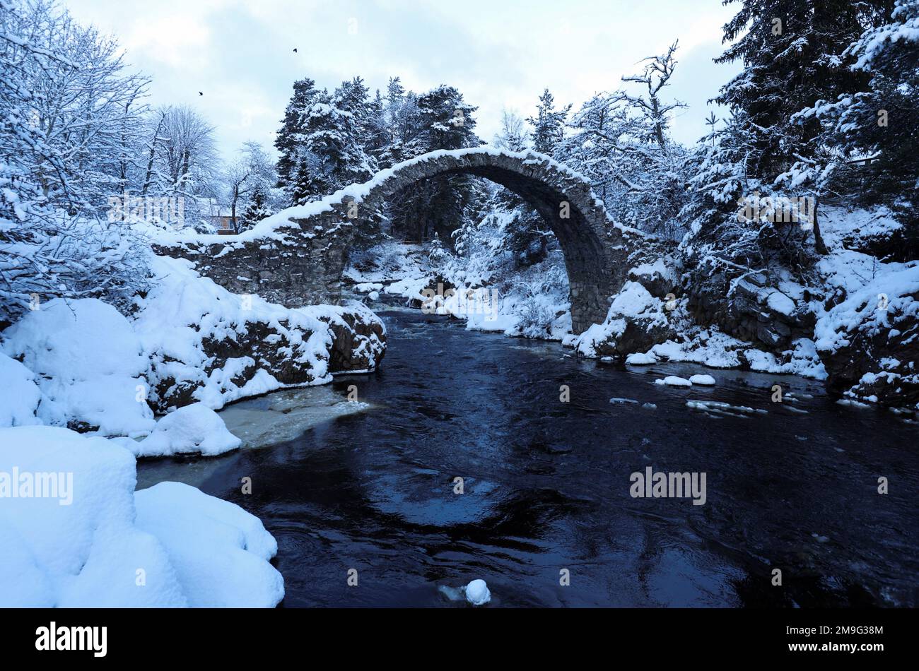L'Old Packhorse Bridge è visto coperto di neve in Carrbridge Scozia, Gran Bretagna 18 gennaio 2023. REUTERS/Russell Cheyne Foto Stock