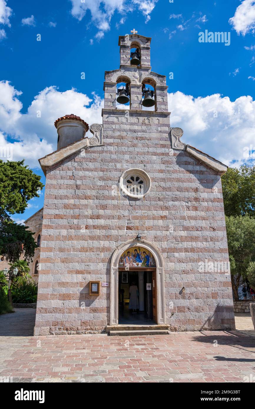 Facciata della Chiesa della Santissima Trinità nel centro storico di Budva, sulla costa adriatica del Montenegro Foto Stock