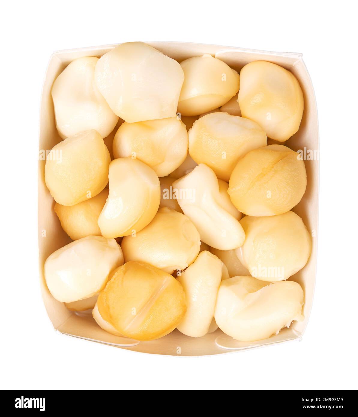 Scamorza affumicata, pasta filata italiana, in un fusto di cartone. Minuscoli bocconcini di ricotta allungata, dal profumo intenso e dal colore bruno. Foto Stock