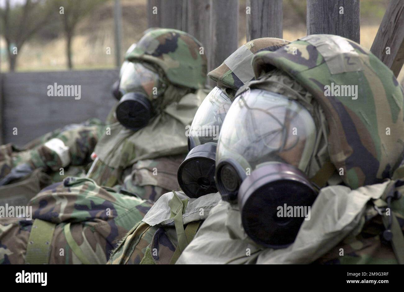 I membri del 35th Medical Operations Squadron prendono copertura durante un attacco di gas simulato durante il loro annuale Medical Readiness Training Excercise (MRT). La MRT verifica la capacità dello squadrone di fornire assistenza medica di emergenza in un ambiente di combattimento. A loro si sono aggiunti i membri dell'unità della Guardia Nazionale aerea del 156th di Porto Rico. Base: Naval Air Facility, Misawa Stato: Aomori Paese: Giappone (JPN) Foto Stock