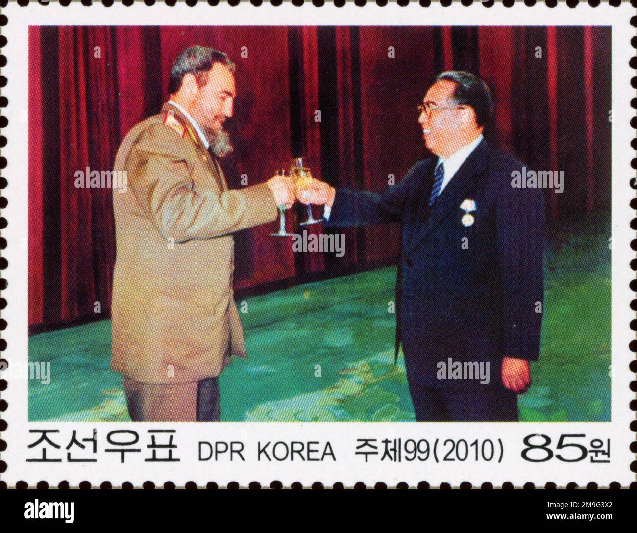 2010 francobollo nordcoreano con Kim il Sung e Fidel Castro che celebrano 50 anni di relazioni diplomatiche tra la Corea del Nord e Cuba. Foto Stock