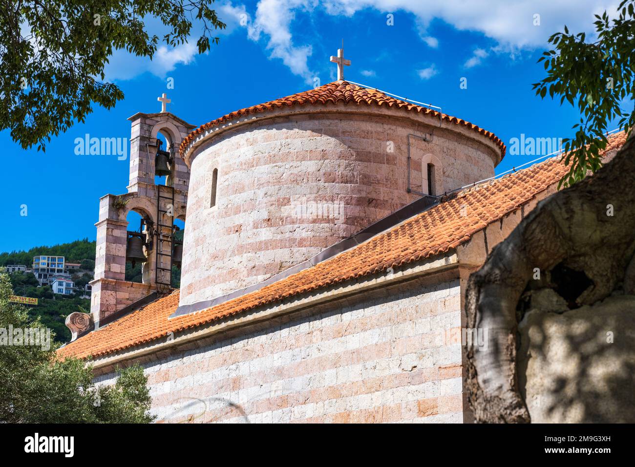 Cupola e campanile della Chiesa della Santissima Trinità nel centro storico di Budva, sulla costa adriatica del Montenegro Foto Stock
