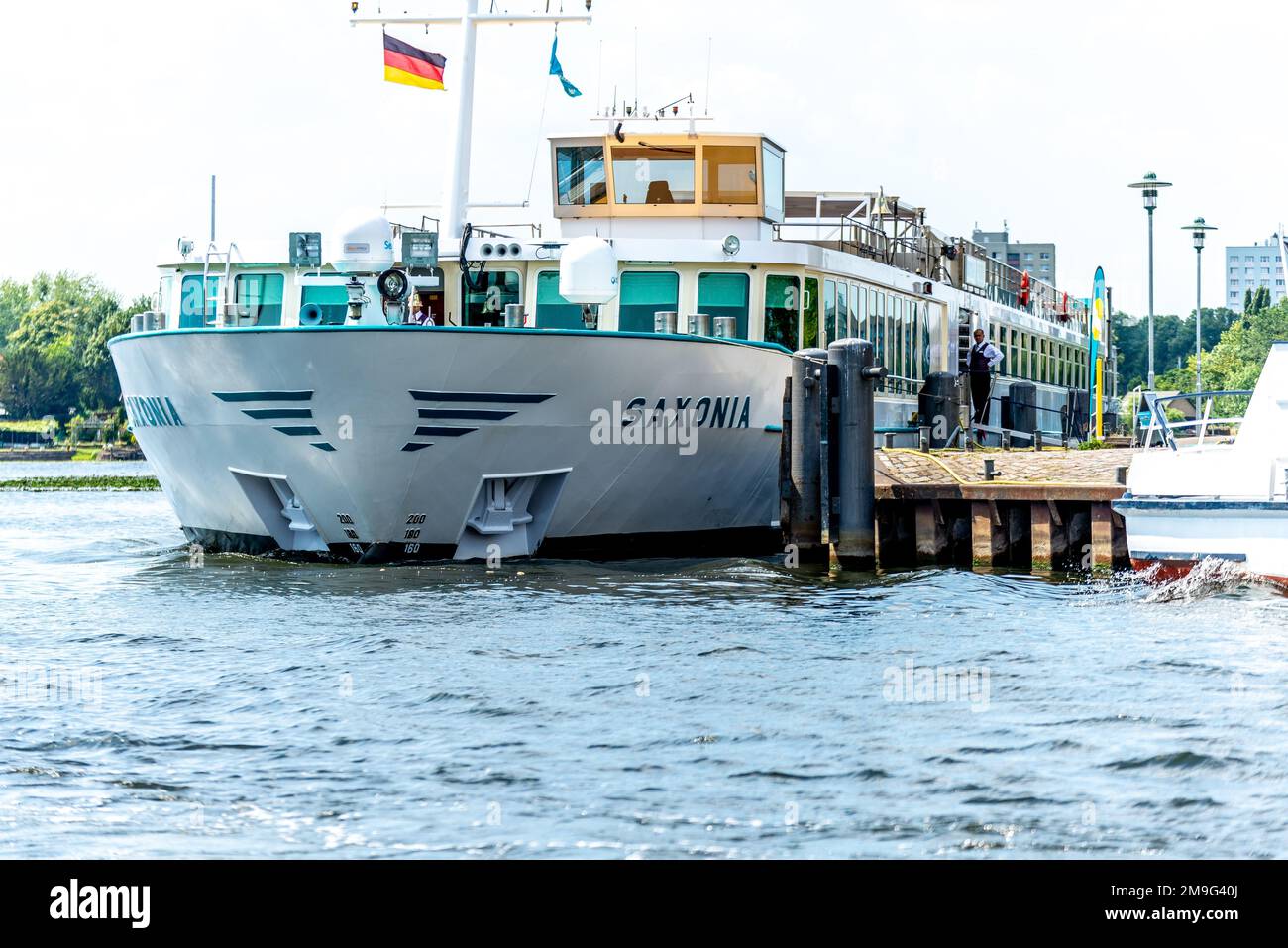 La nave passeggeri Saxonia per le crociere fluviali si trova presso il molo di Potsdam ed è in attesa del viaggio successivo. Foto Stock