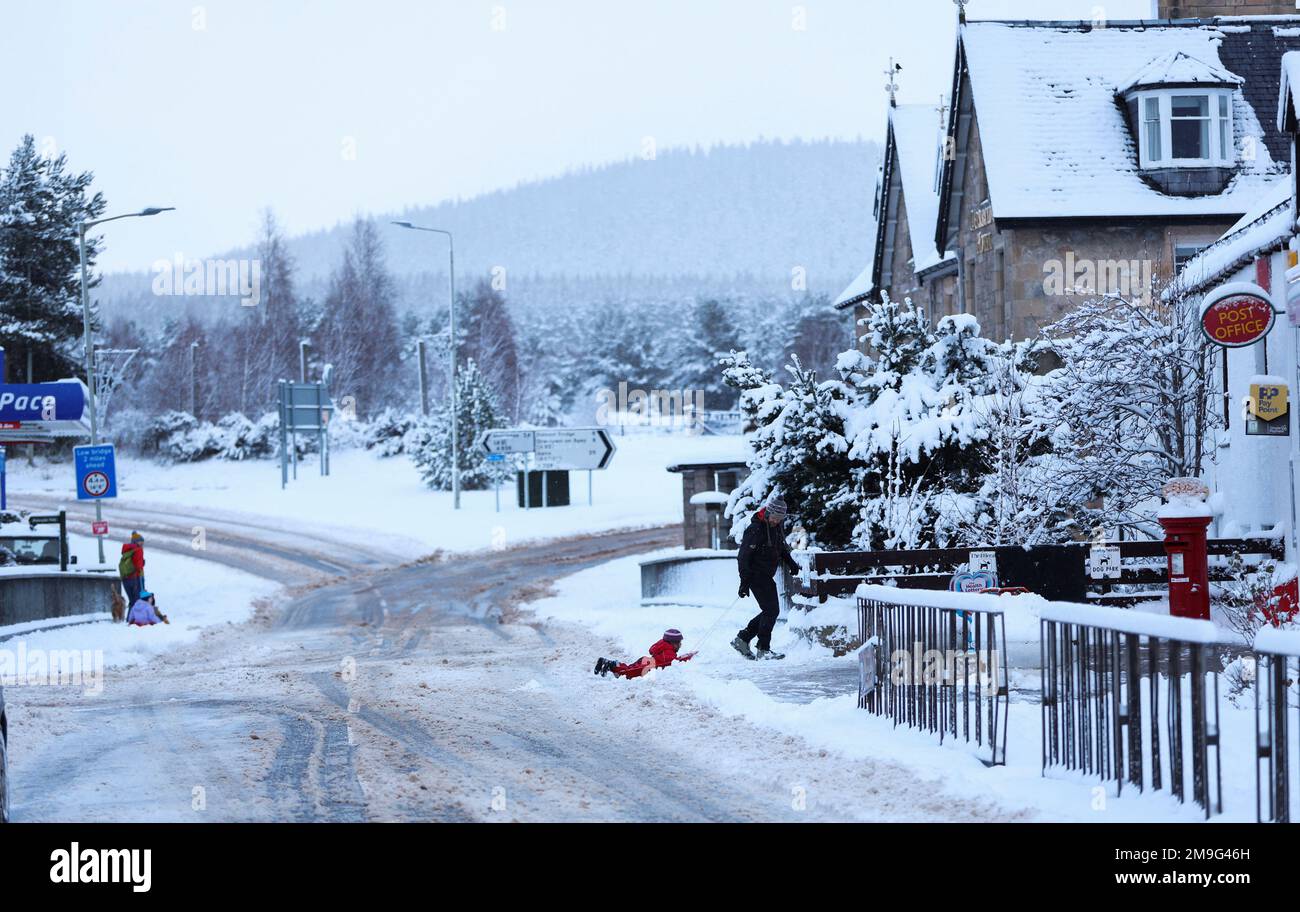 Un uomo trascina una slitta a Carrbridge, Scozia, Gran Bretagna 18 gennaio 2023. REUTERS/Russell Cheyne Foto Stock