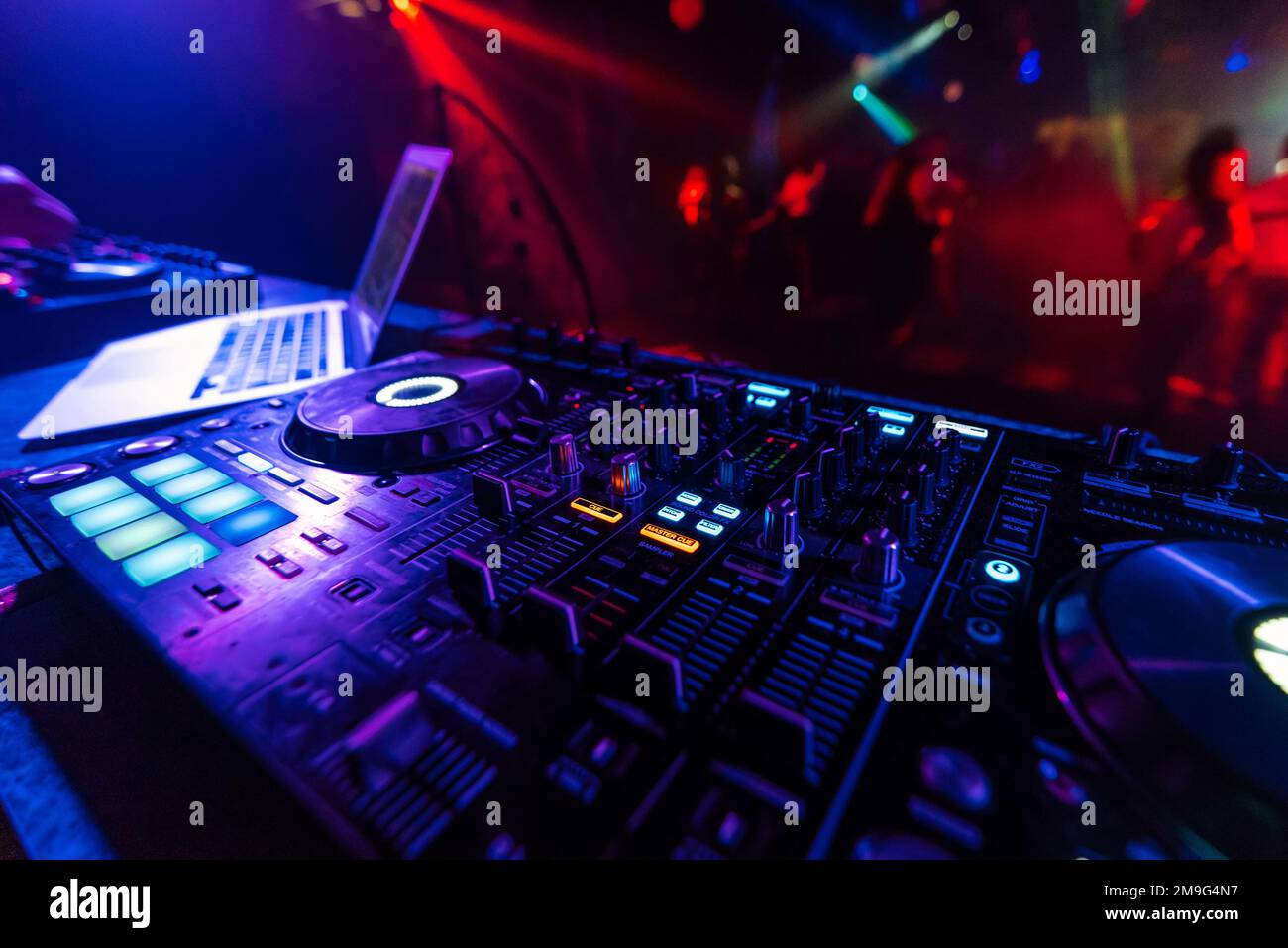 DJ mixer controller Board per mixare musica in un night club a una festa Foto Stock