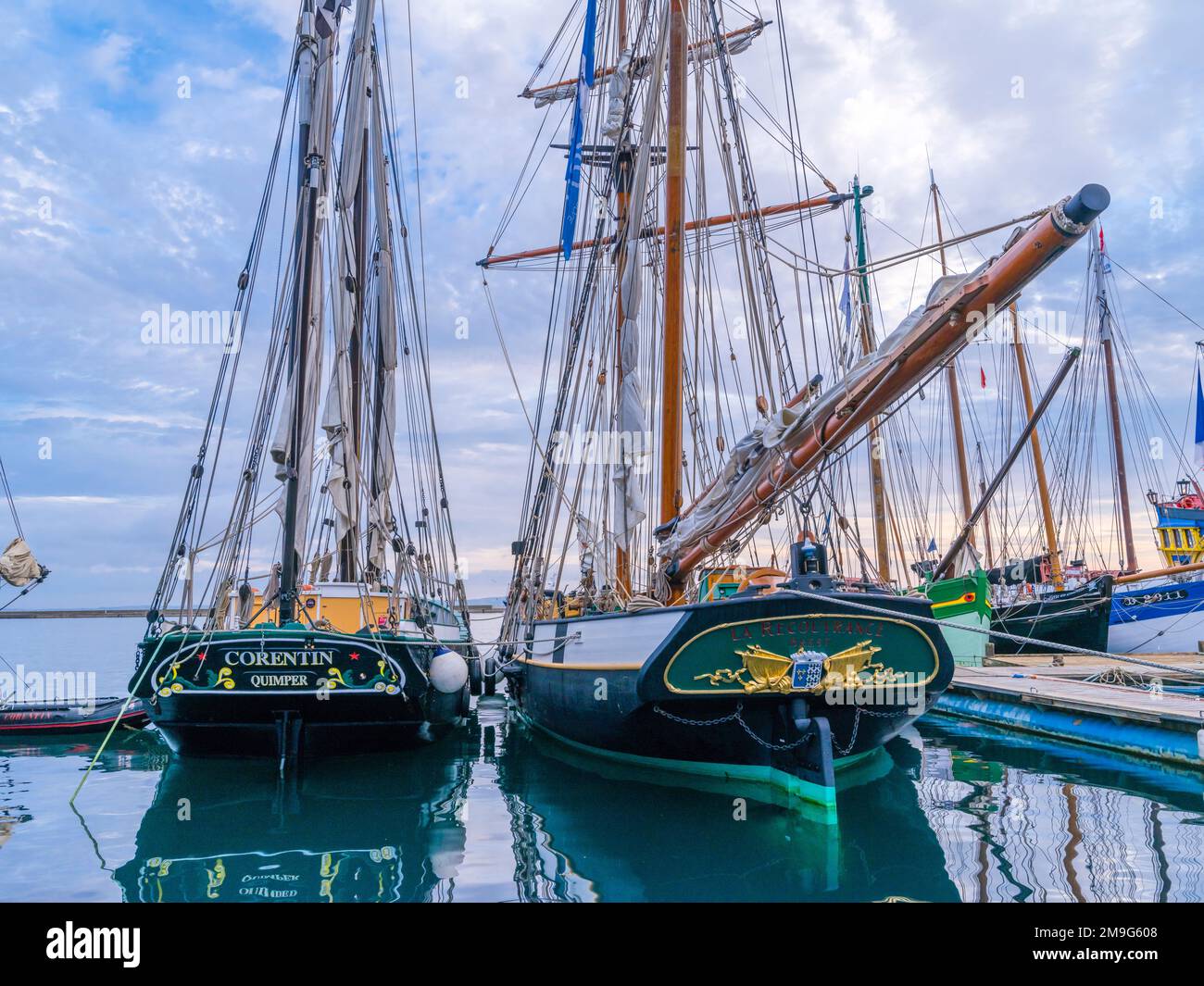 Navi alte nel porto di Rosmeur nella città di Douarnenez, Finistere, Bretagna, Francia Foto Stock