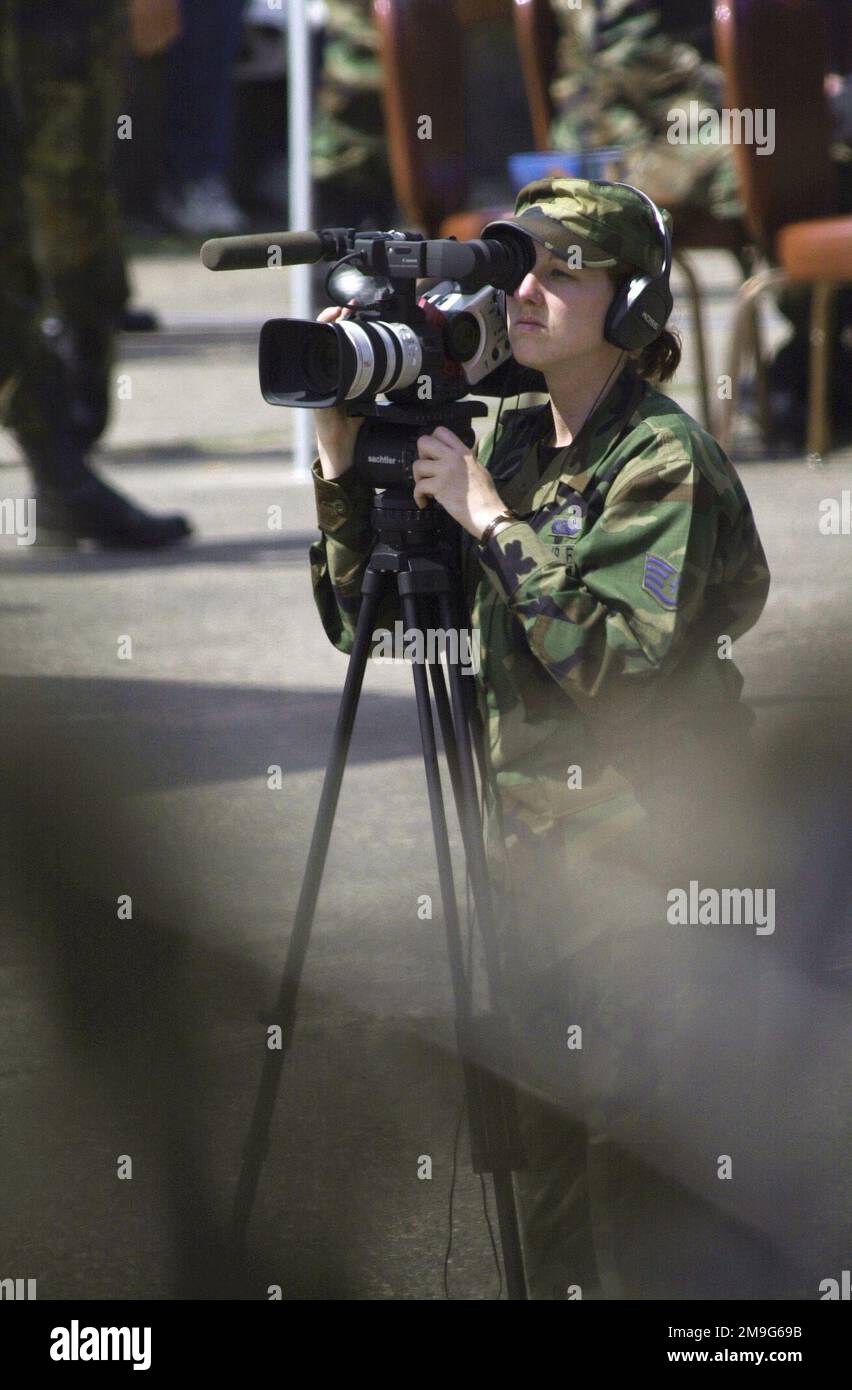 IL PERSONALE DELL'AERONAUTICA STATUNITENSE Angela Evans, un videografo, assegnato a US Air Forces Europe, Visual Information, documenta i partecipanti di COMBINED ENDEAVOR 2001, durante le cerimonie di chiusura del 24 maggio 2001. Questo segna la fine dell'impresa combinata 2001 a Lager Aulenbach, Germania. Sponsorizzato dal comando europeo degli Stati Uniti e ospitato dalla Germania, l'esercizio si svolge ogni anno per testare e documentare l'interoperabilità di decine di contee e della NATO. Si tratta del più grande esercizio di sistemi di comunicazione e informazione del mondo, 37 paesi hanno partecipato quest'anno. Funzionamento/Serie soggetto: MIETITREBBIA Foto Stock