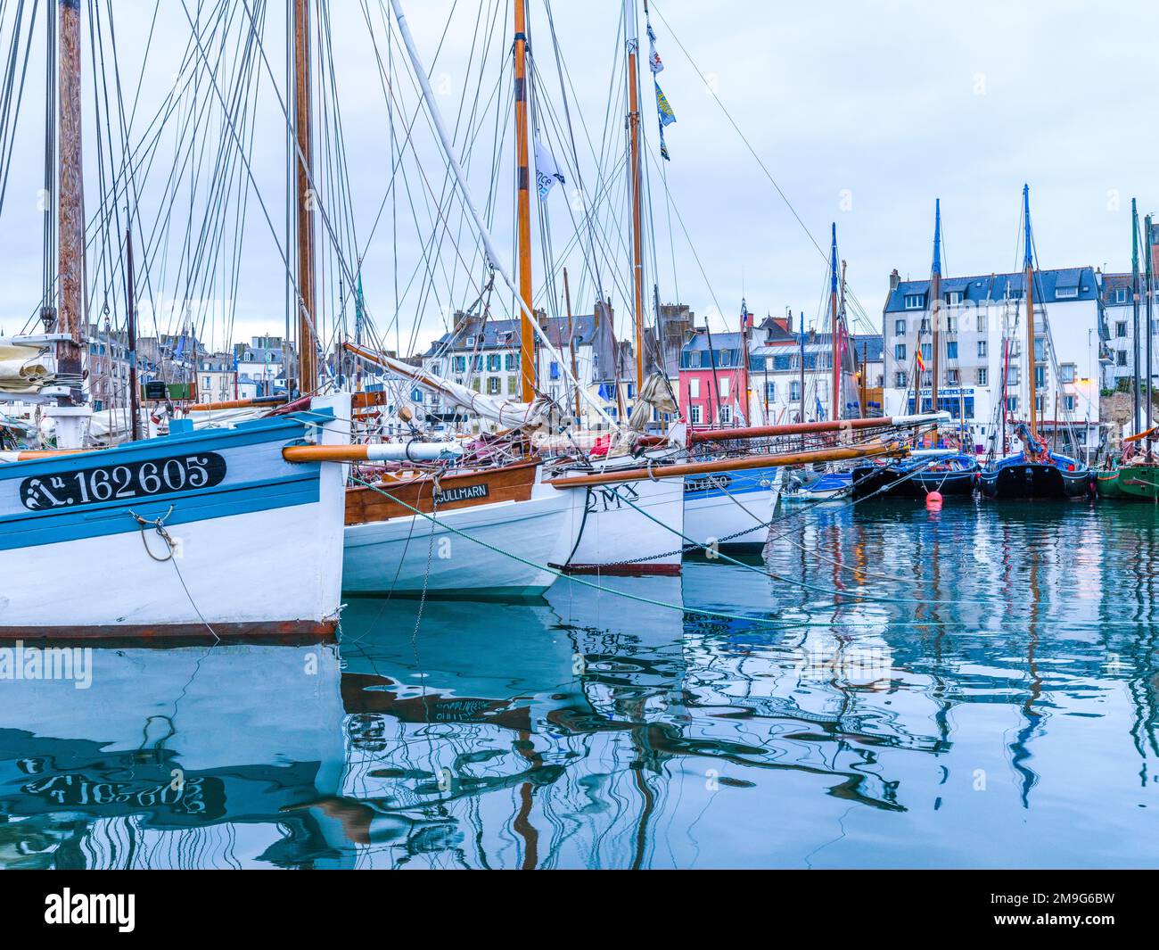 Navi alte nel porto di Rosmeur nella città di Douarnenez, Finistere, Bretagna, Francia Foto Stock