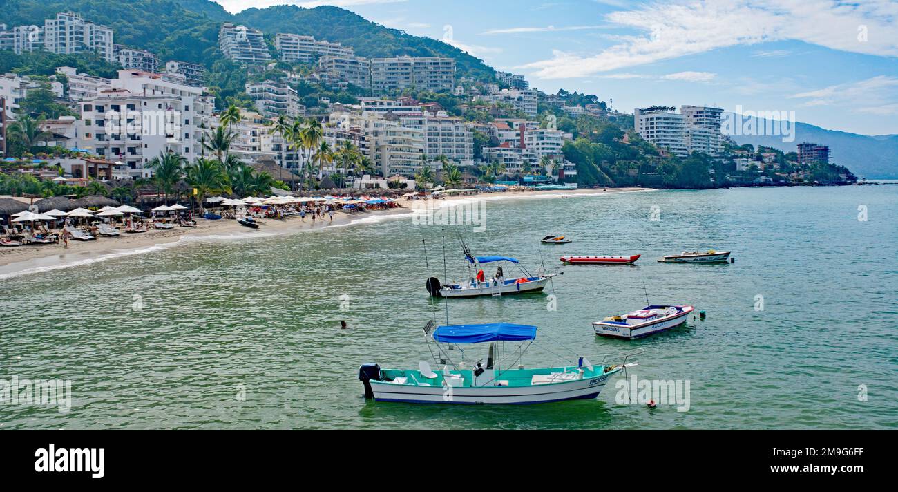 Vista delle barche sulla spiaggia di Los Muertos, Puerto Vallarta, Jalisco, Messico Foto Stock