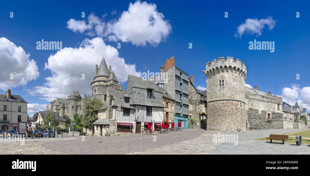 Castello e case a graticcio nella città medievale di Vitre, Ille et Vilaine, regione Bretagne, Francia Foto Stock