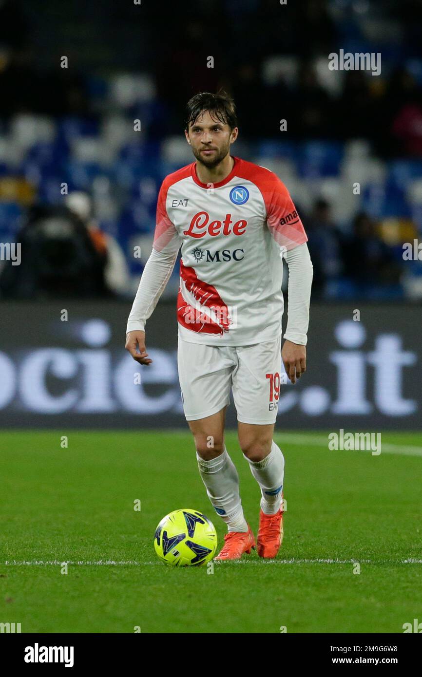 Bartosz Bereszynski, difensore polacco di SSC Napoli, controlla la palla durante la partita di calcio della Coppa Italia tra SSC Napoli e Cremonese allo stadio Diego Armando Maradona di Napoli, nel sud Italia, il 17 gennaio 2023. Foto Stock