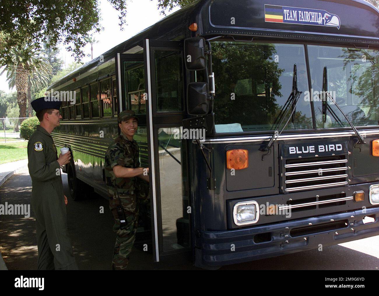 I membri del Team Fairchild entrano in un autobus 92d Transportations Squadron dopo aver pranzato all'Hap Arnold Club, March Air Reserve base (ARB), California. La 92d Air Refuelling Wing è attualmente riposizionata presso l'ARB di marzo dalla Fairchild Air Force base, Washington, a causa di riparazioni sulle piste. Base: March Air Reserve base Stato: California (CA) Paese: Stati Uniti d'America (USA) Scene Major Command mostrato: AMC Foto Stock