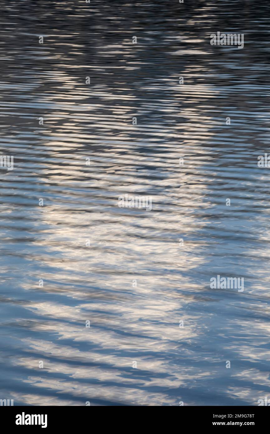 Primo piano di acqua increspata nel fiume Foto Stock
