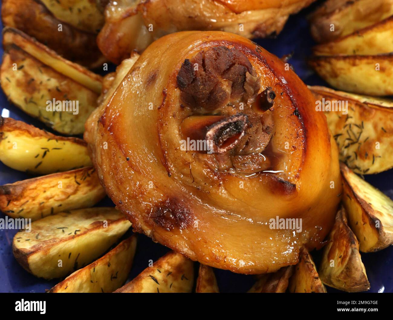 Nocciola di maiale arrosto servita con patate al forno. Foto Stock