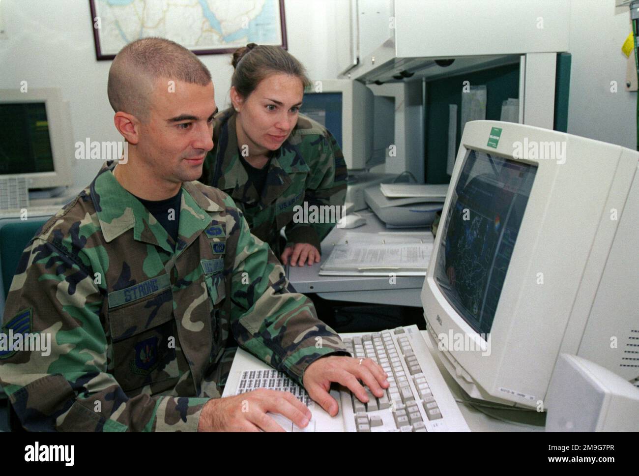 I sergente DELLE FORZE aeree DEGLI STATI UNITI Gregory strong e Jodi Janssen, 39th Operation Support Squadron, Incirlik Air base, Turchia, regolano i parametri radar su un sistema radar TWR F8. Base: Incirlik Air base, Adana Paese: Turchia (TUR) Foto Stock