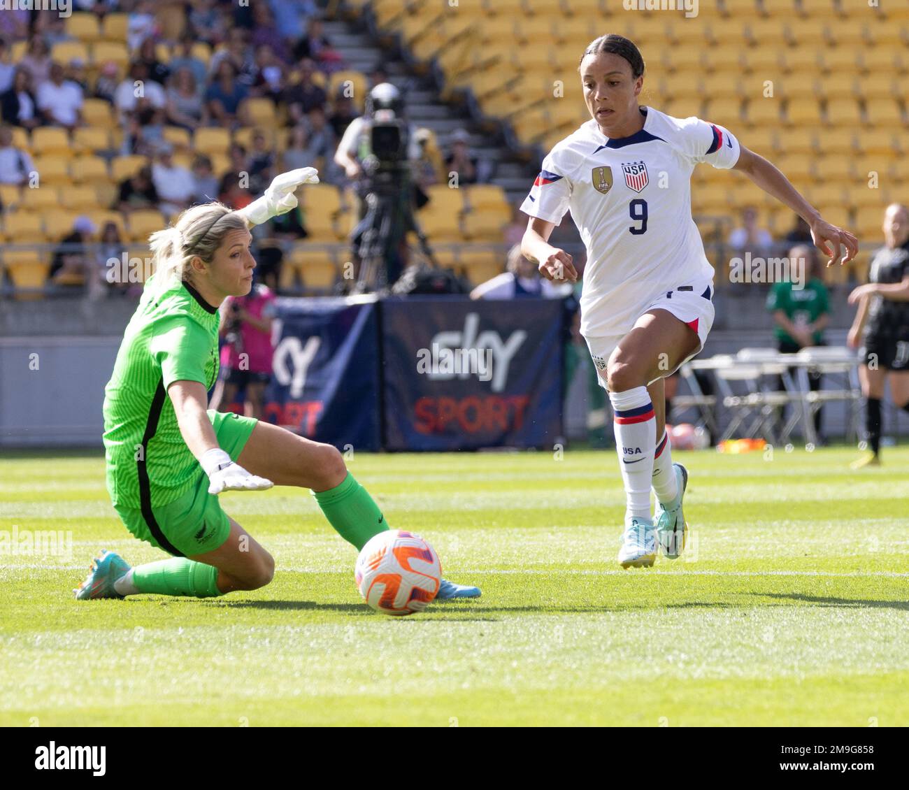 Wellington, Nuova Zelanda, Gennaio 18th 2023: Mallory Swanson (9 USA) round Erin Nayler (1 Nuova Zelanda) a segnare durante l'International friendly tra USA e Nuova Zelanda allo Sky Stadium di Wellington, Nuova Zelanda (Joe Serci - SPP) Credit: SPP Sport Press Photo. /Alamy Live News Foto Stock