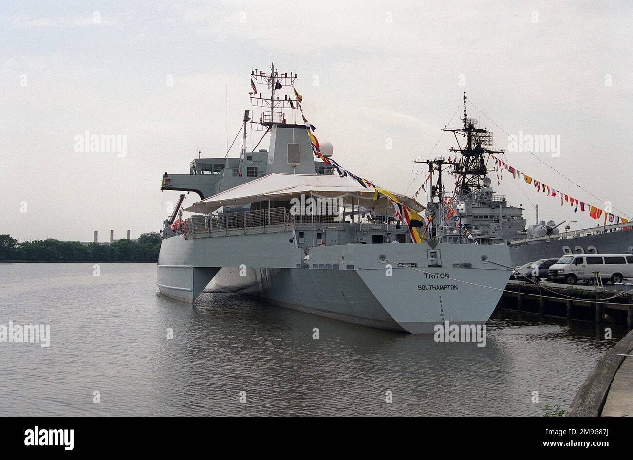 Vista del quarto porto del peschereccio di ricerca del Regno Unito RV TRITON legato al molo uno del Washington Navy Yard. Questa vista mostra il design esclusivo dello scafo delle imbarcazioni. A destra si trova il cacciatorpediniere USS BARRY (DD 933). Vista del quarto porto del peschereccio di ricerca del Regno Unito RV TRITON legato al molo uno del Washington Navy Yard. Questa vista mostra il design esclusivo dello scafo vesselÕs. A destra si trova il cacciatorpediniere USS BARRY (DD 933) Foto Stock