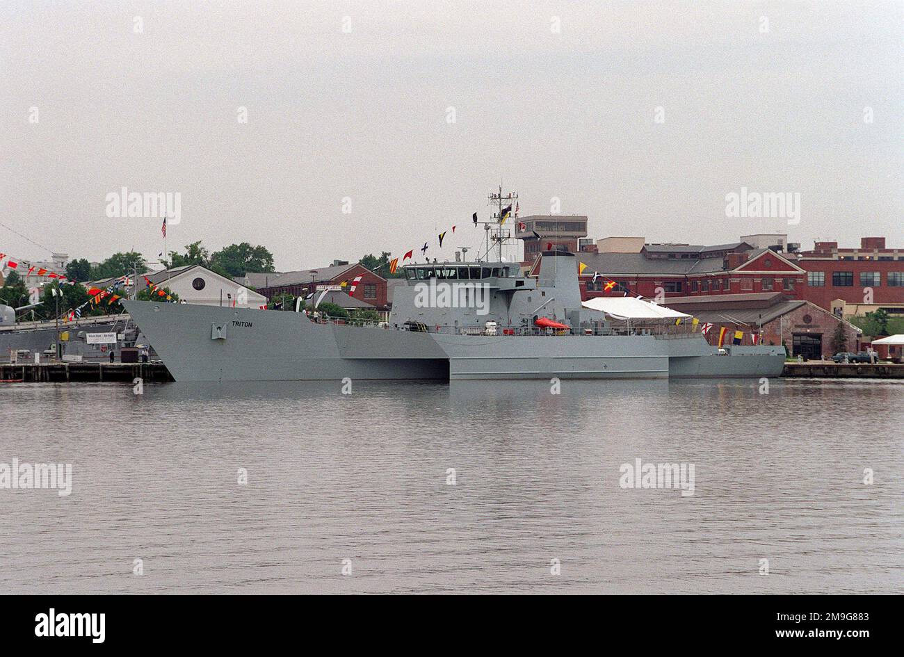 Vista del porto di prua del peschereccio di ricerca del Regno Unito RV TRITON legato al molo uno del Washington Navy Yard. La nave è qui per una visita al porto. Base: Anacostia River Stato: District of Columbia (DC) Paese: Stati Uniti d'America (USA) Foto Stock