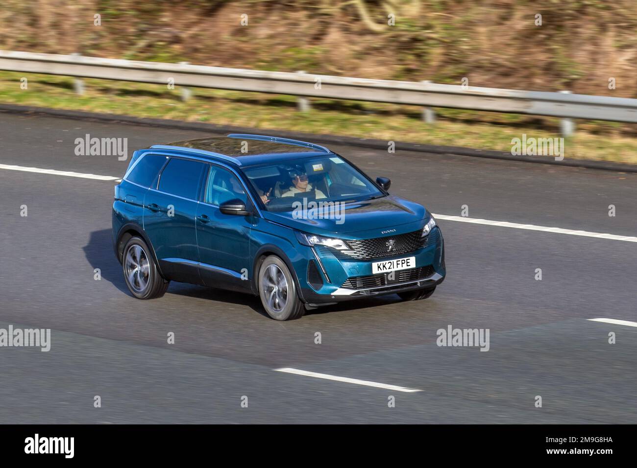 2021 Blue PEUGEOT 5008 GT BLUEHDI S/S 1500cc 6 Speed MANUAL; viaggiando sull'autostrada M61, Regno Unito Foto Stock