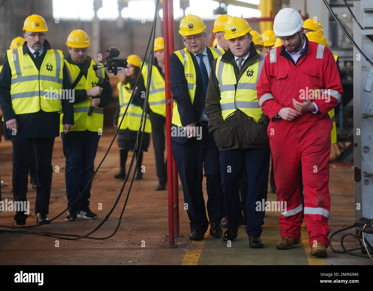 Il Segretario alla Difesa ben Wallace (seconda a destra) con l'Amministratore Delegato John Wood (terza a destra) durante una visita alla fabbrica navale Harland & Wolff di Belfast. Data immagine: Mercoledì 18 gennaio 2023. Foto Stock