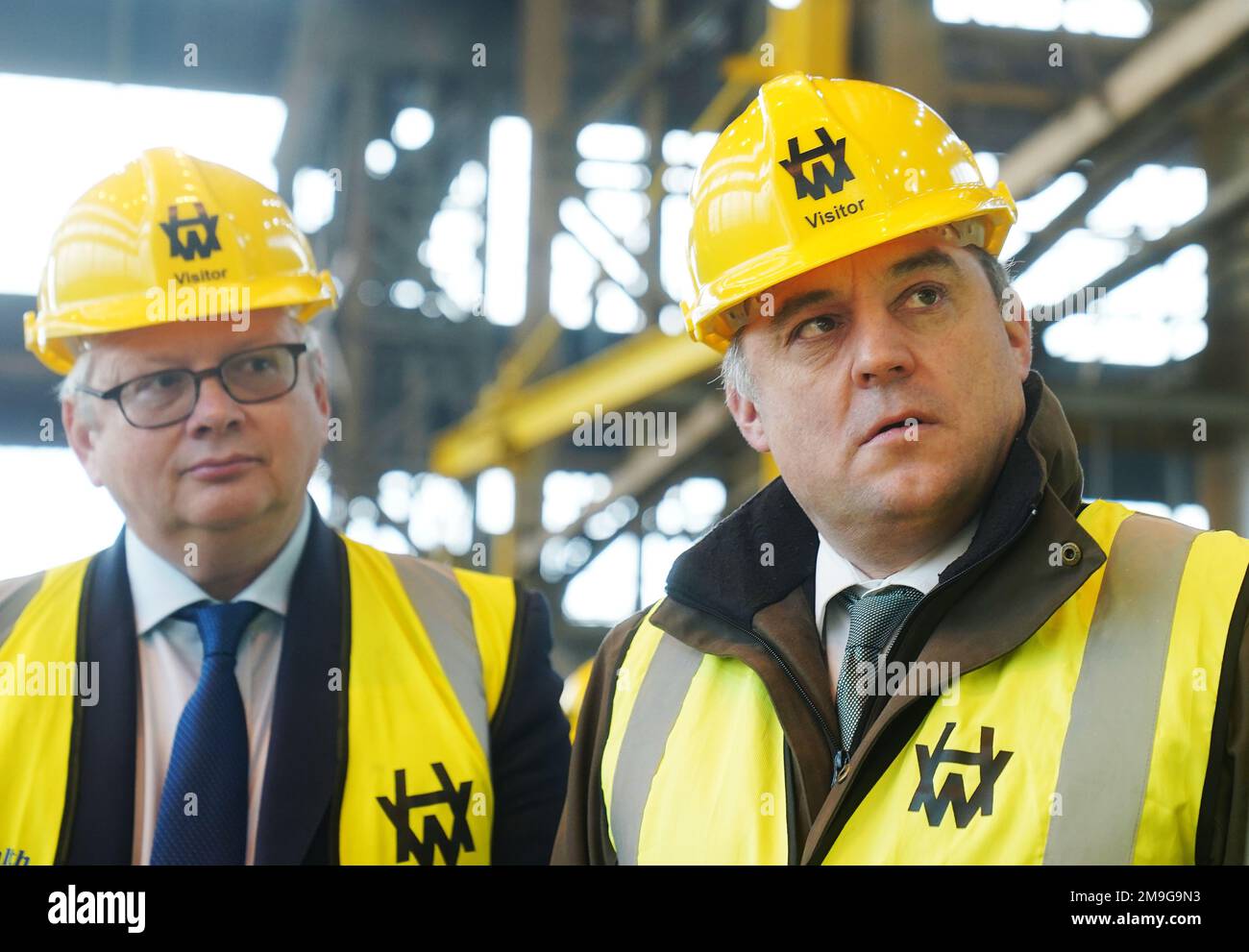 Il Segretario alla Difesa ben Wallace (a destra) con il CEO John Wood (a sinistra) durante una visita alla fabbrica navale Harland & Wolff di Belfast. Data immagine: Mercoledì 18 gennaio 2023. Foto Stock