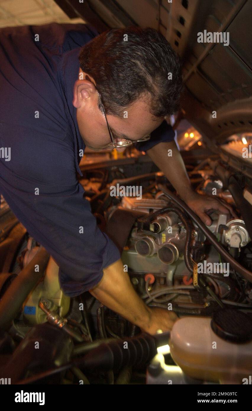 Il sergente tecnico Manuel Hernandez, un riservista dell'aeronautica con lo squadrone di trasporto di 433rd, base dell'aeronautica di Lackland, Texas, assegnato temporaneamente allo squadrone di trasporto di 86th, ala di 86th di sollevamento dell'aria, base dell'aeronautica di Ramstein, Germania, fa una messa a punto del motore su un veicolo posseduto di governo. Base: Ramstein Air base Stato: Rheinland-Pfalz Paese: Deutschland / Germania (DEU) scena comando principale mostrato: USAFE Foto Stock