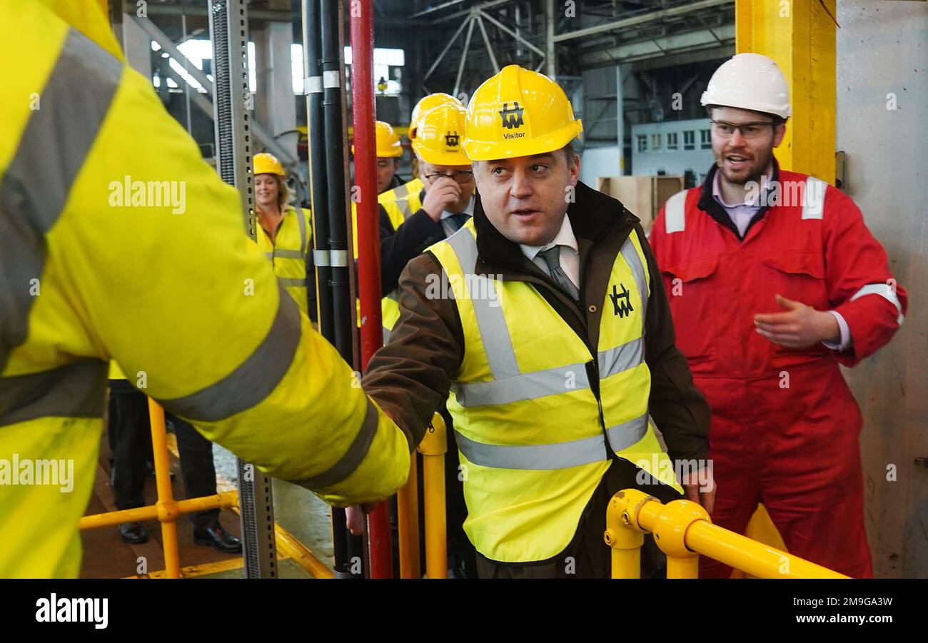 Il Segretario della Difesa ben Wallace durante una visita alla fabbrica navale Harland & Wolff di Belfast. Data immagine: Mercoledì 18 gennaio 2023. Foto Stock