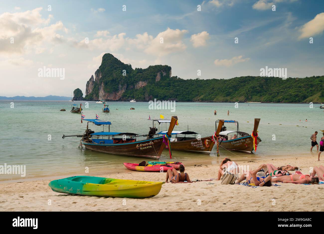 Phi Phi Island, Krabi, Thailandia. Dicembre 3, 2022. La famosa spiaggia di Loh Dalum sull'isola di Phi Phi. Le principali destinazioni turistiche della Thailandia Foto Stock