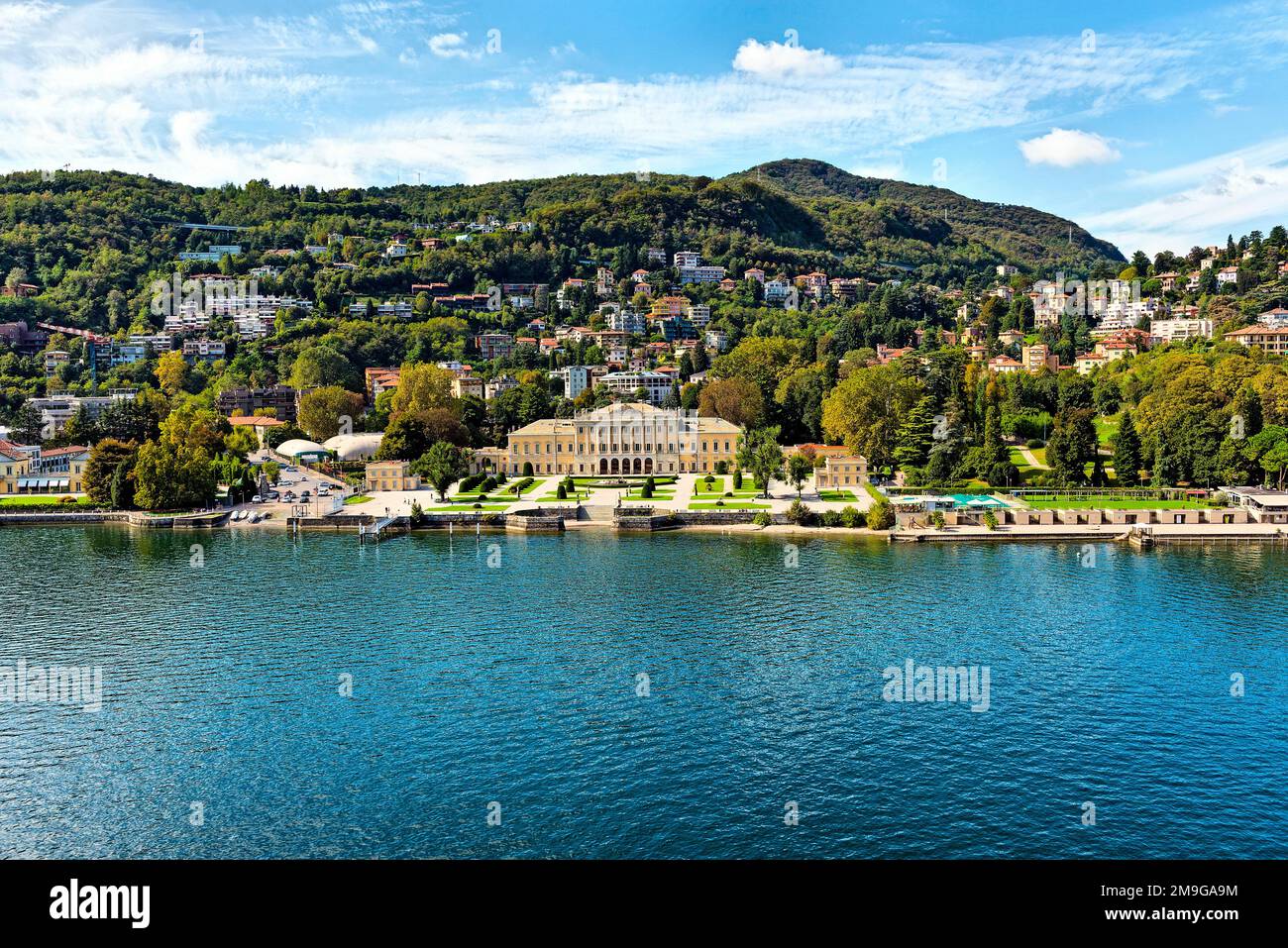 Vista in lontananza di Villa Olmo sulle sponde del Lago di Como, Como, Lombardia, Italia Foto Stock