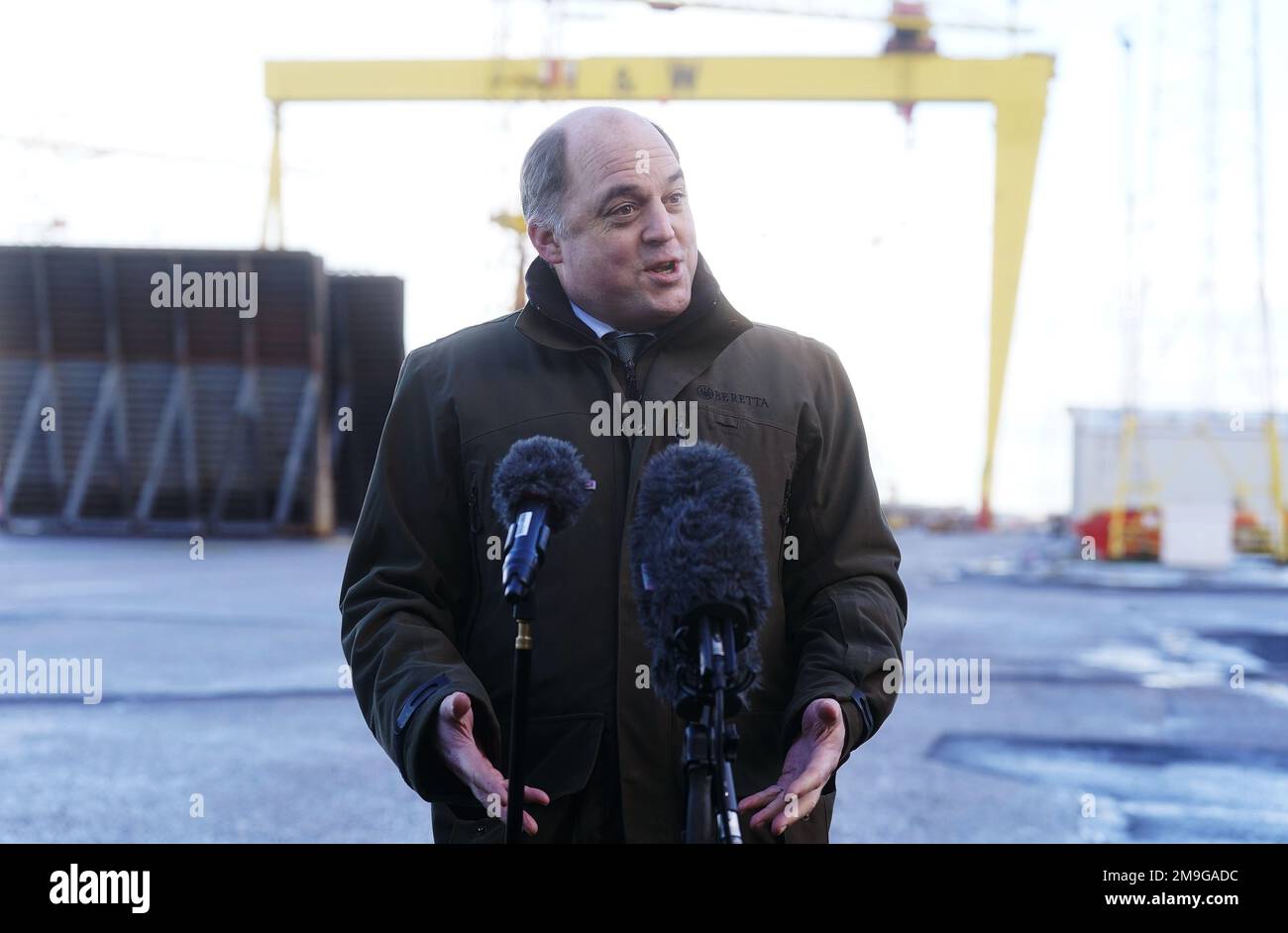Il Segretario della Difesa ben Wallace ha parlato con i media durante una visita alla fabbrica navale Harland & Wolff di Belfast. Data immagine: Mercoledì 18 gennaio 2023. Foto Stock