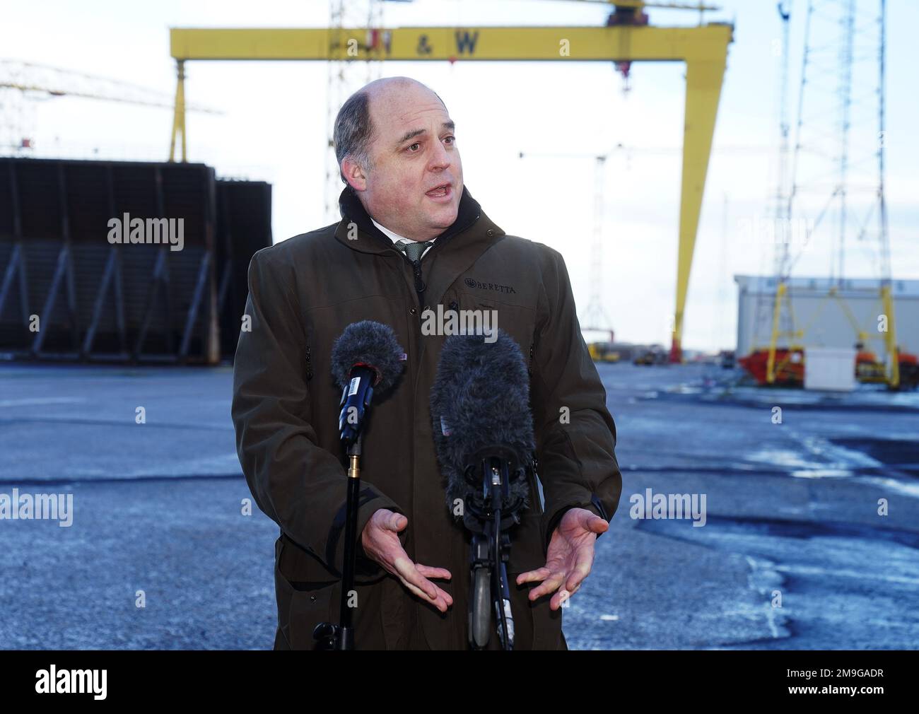 Il Segretario della Difesa ben Wallace ha parlato con i media durante una visita alla fabbrica navale Harland & Wolff di Belfast. Data immagine: Mercoledì 18 gennaio 2023. Foto Stock