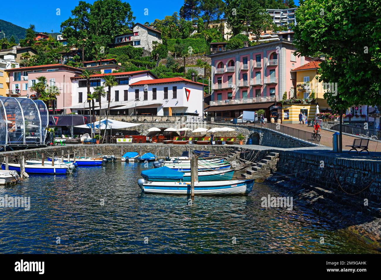 Lungomare del centro storico di Ascona con barche ormeggiate sulla riva del Lago maggiore, Canton Ticino, Svizzera Foto Stock