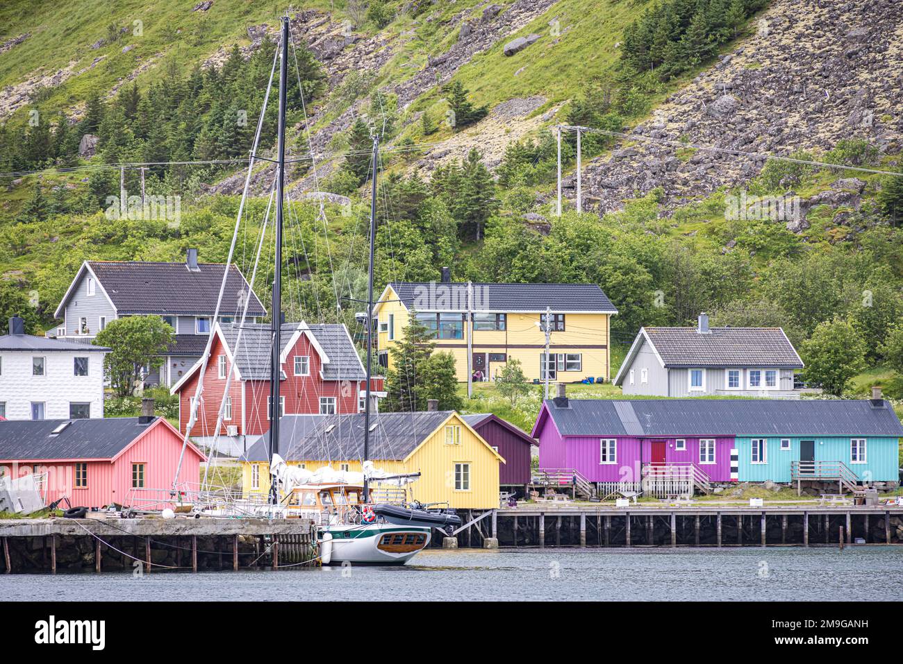 Case colorate nel villaggio di Ballstad, Isole Lofoten, Nordland, Norvegia Foto Stock