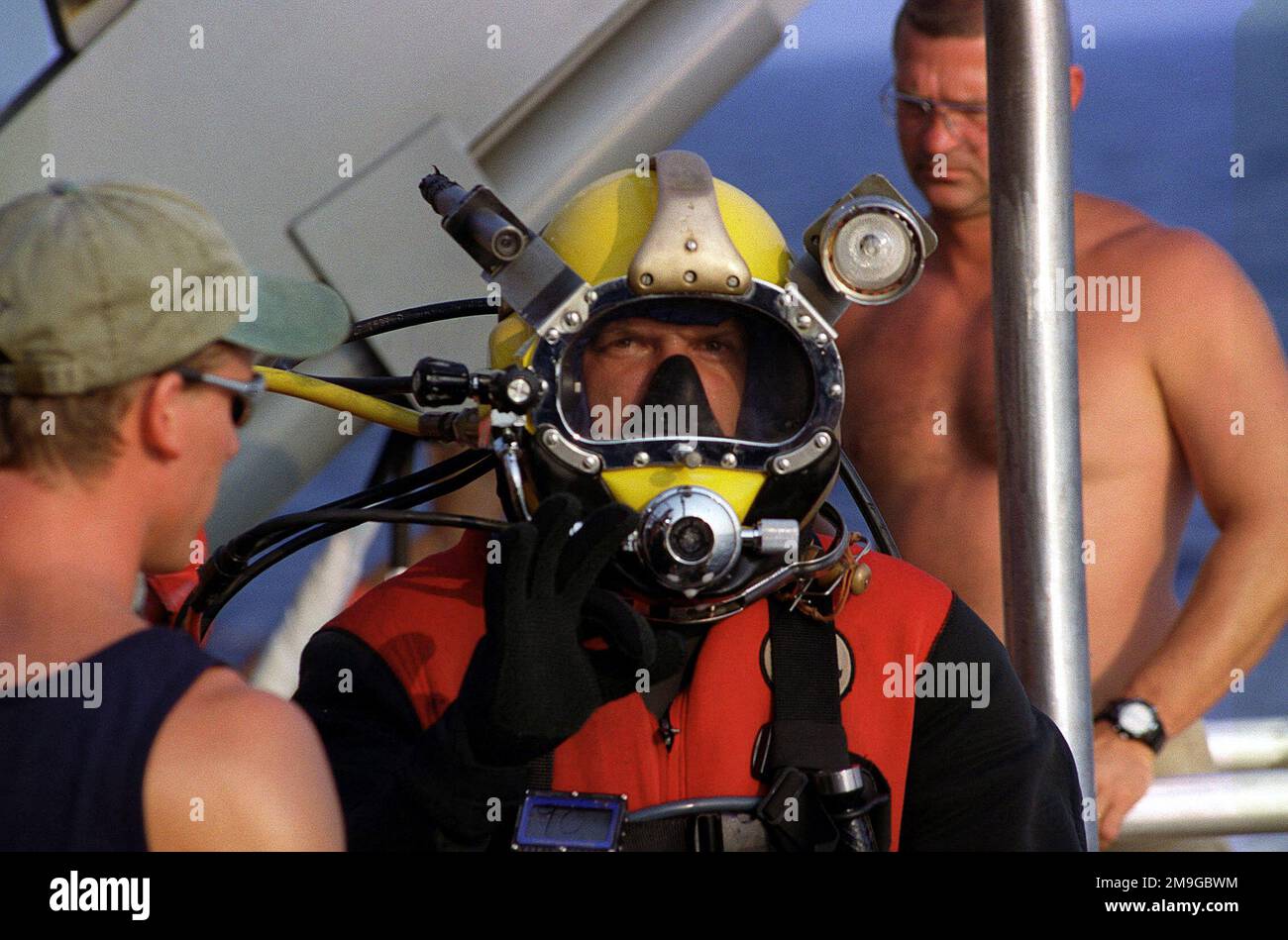 US Navy (USN) Boatswain's Mate Second Class (BM2) Diver (DV) William Wenzel, Mobile Diving and Salvage Unit Two (MDSU-2), dà il segnale 'OK' a bordo della Derrick Barge, WOTAN, prima di un'immersione durante la fase II della spedizione Monitor 2001. Base: Mason-Gulf Derrick Barge Wotan Foto Stock